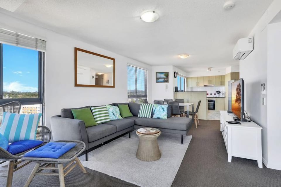 Lounge & Dining Space 