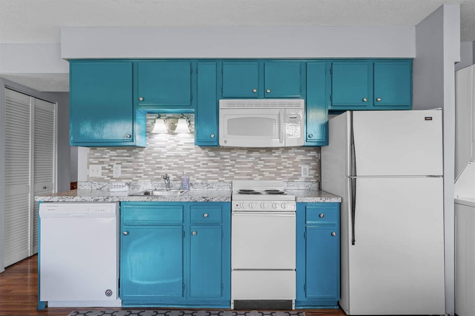 The cheerful kitchen is well equipped with all the comforts of home​
