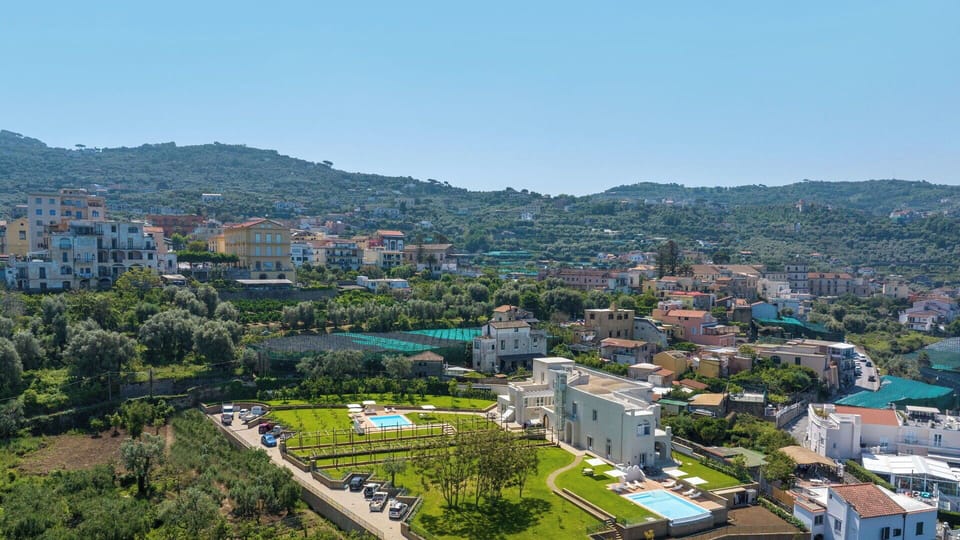 Amenities, Building Exterior, Garden, Outdoor, Pool, Spring, Summer