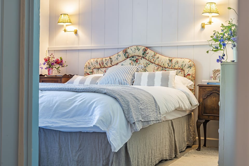 Foxearth, Winterborne Houghton, Blandford: Bedroom one with king-size bed