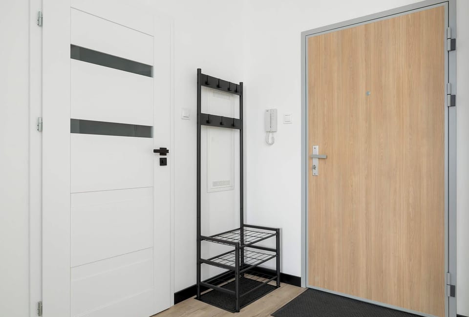 Functional entry hall with storage space and secure apartment access