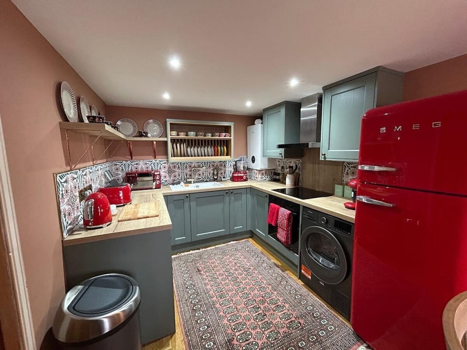 Newly-fitted kitchen with Smeg appliances, fully equipped and views of the sea 