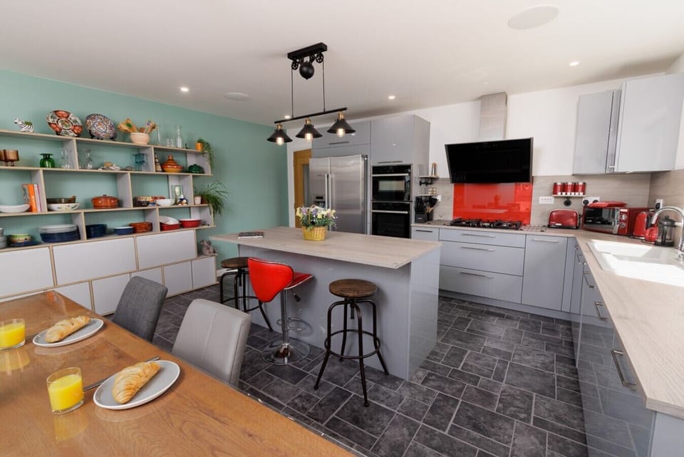Fully equipped kitchen with dining table and breakfast bar