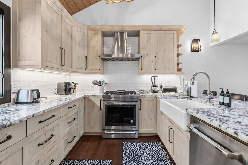 Fully equipped kitchen with bar seating