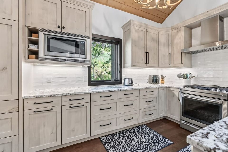 Fully equipped kitchen with bar seating