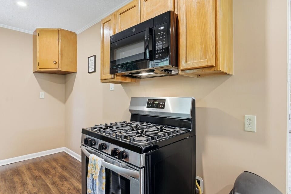 Kitchen | Gas Range | Over-Range Microwave & Wood Cabinets