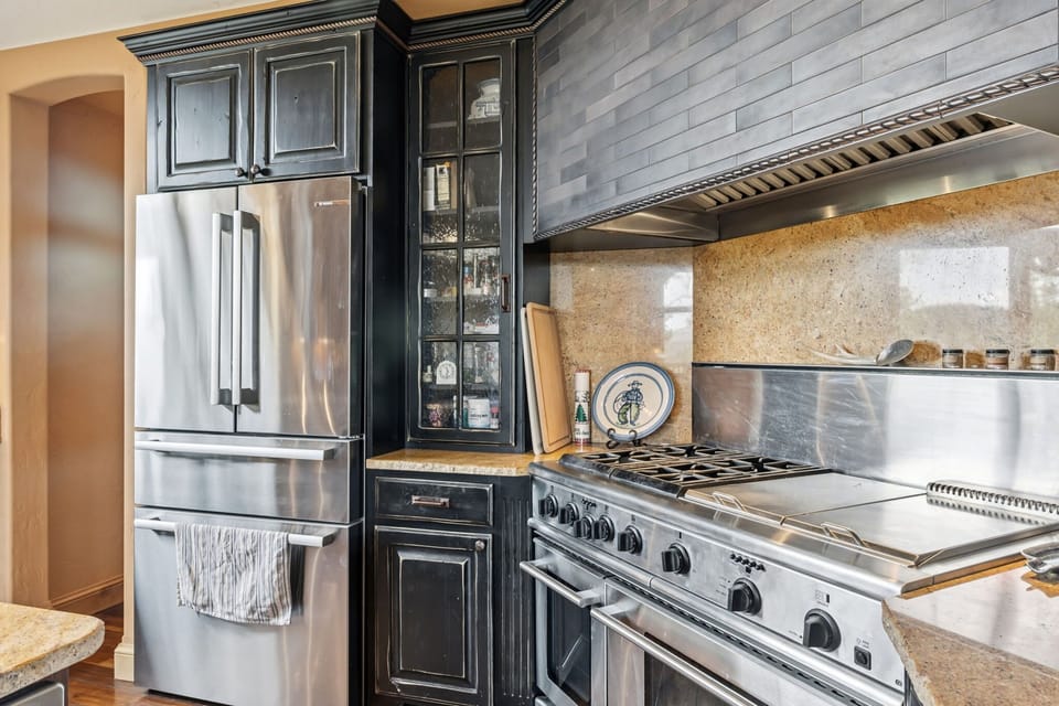 High-End & Fully Equipped – Whether you're making a quick snack or a full meal, this kitchen has everything you need with luxury appliances and plenty of storage.
