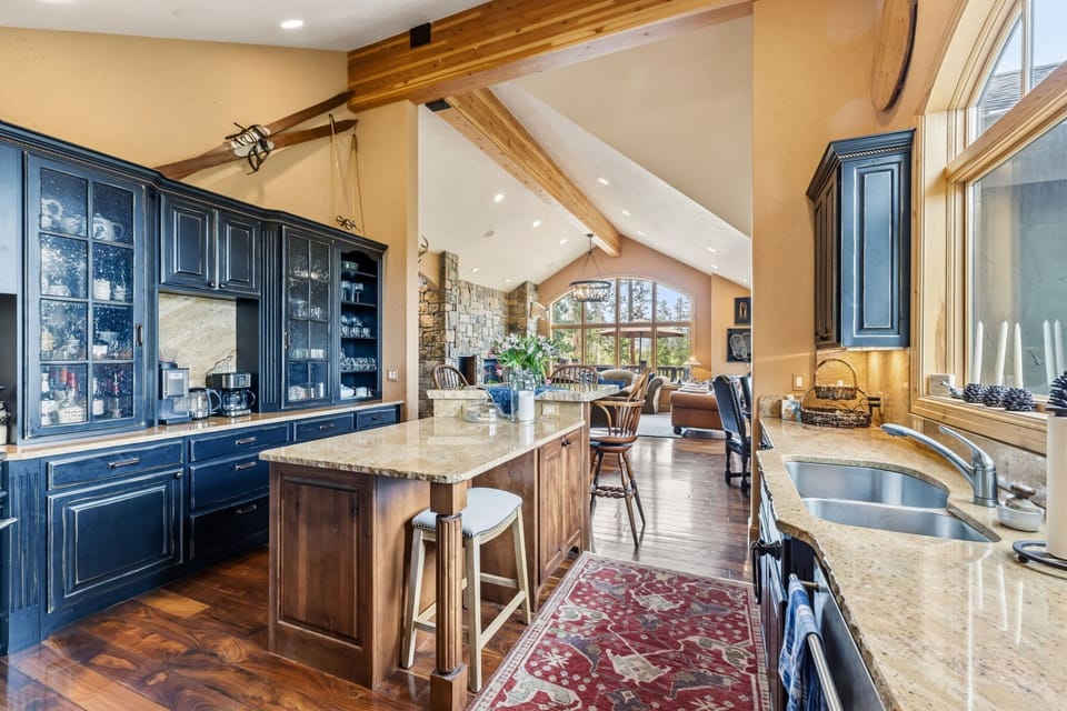 Chef’s Dream Kitchen – Fully stocked with high-end appliances and plenty of cabinetry, making cooking a breeze.
