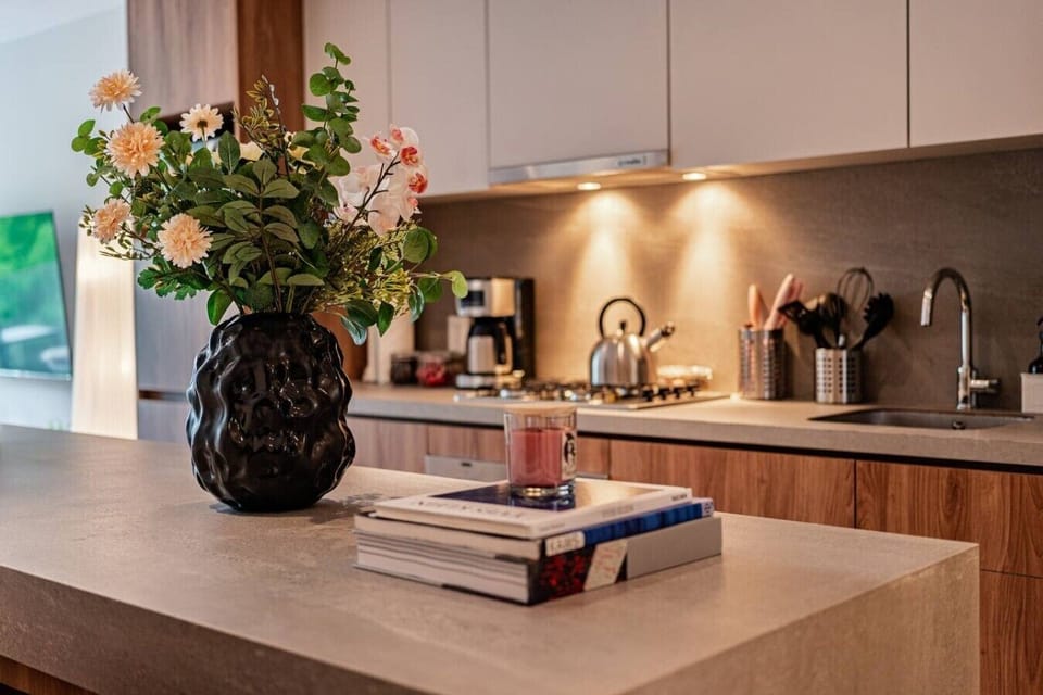 Fresh flowers, good wine, great kitchen