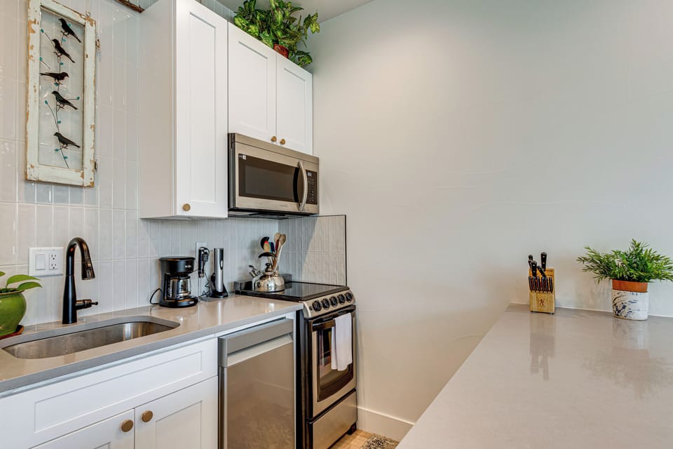 Kitchen | Cooking Basics | Dining Area | Dishes & Flatware Provided | Main Floor