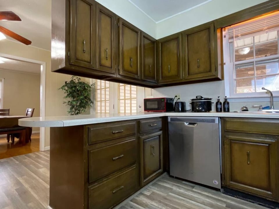🍳 Cozy gathering space perfect for relaxing with family and friends