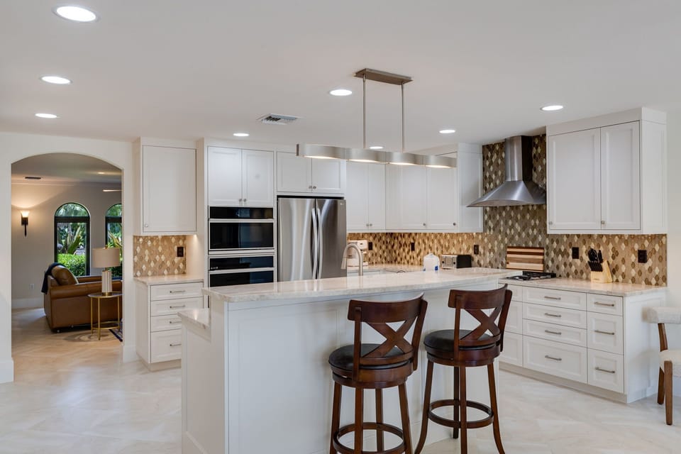 Dining area and fully equipped kitchen