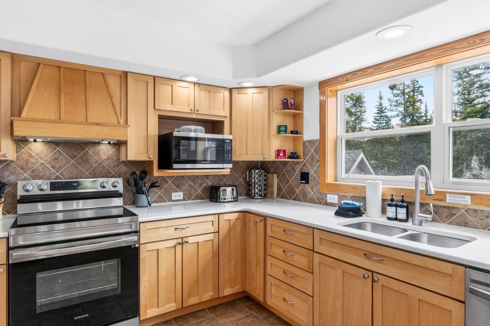 Kitchen: Drip coffee maker, Crockpot, blender, kettle, and breakfast bar seating for 6