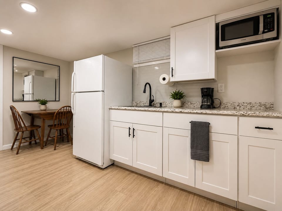 Fully Equipped Eat-In Kitchen