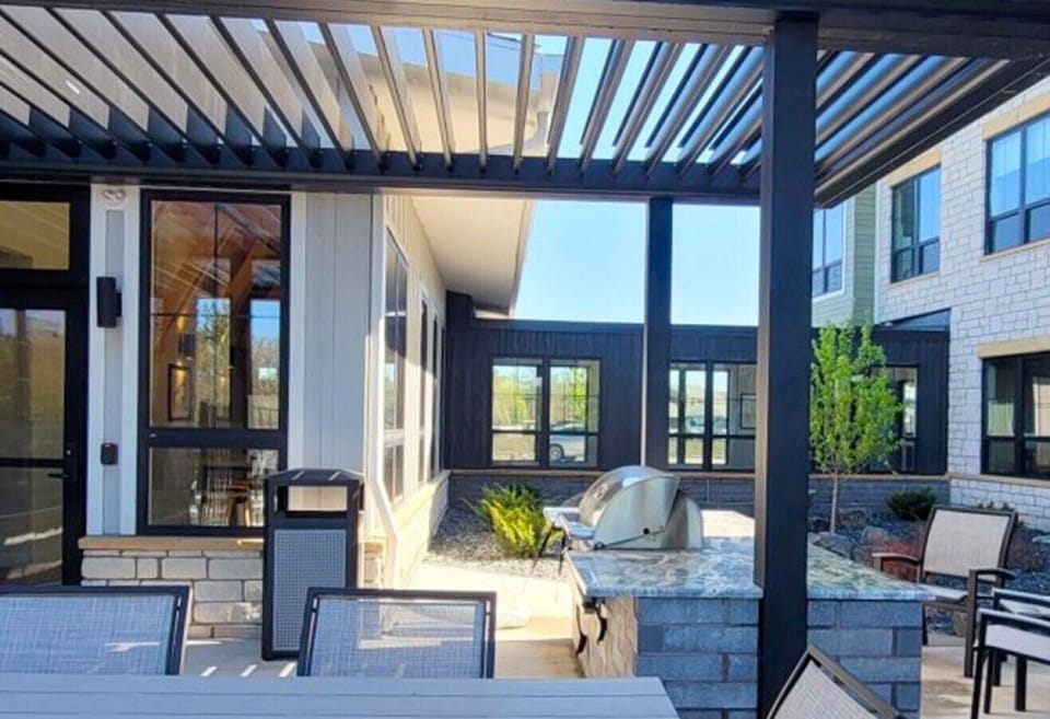 Outdoor Grill & Dining (Communal)