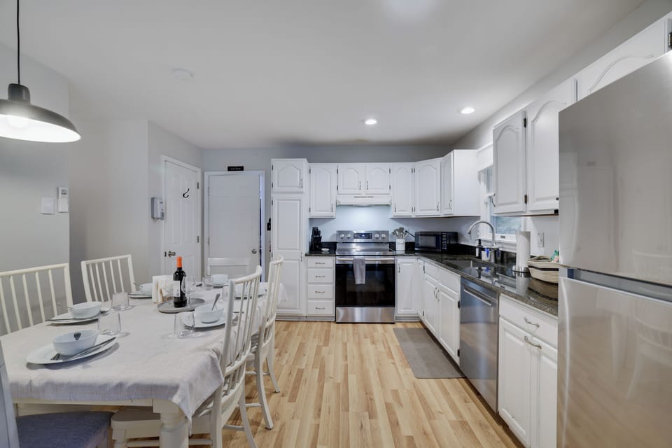 Large, fully stocked eat-in kitchen with table for 6