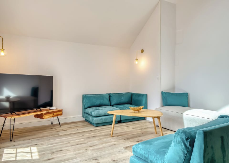 Salon spacieux avec écran plat