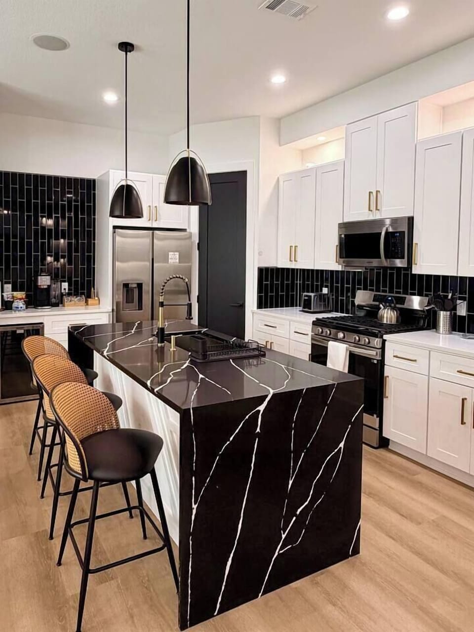 Full kitchen 