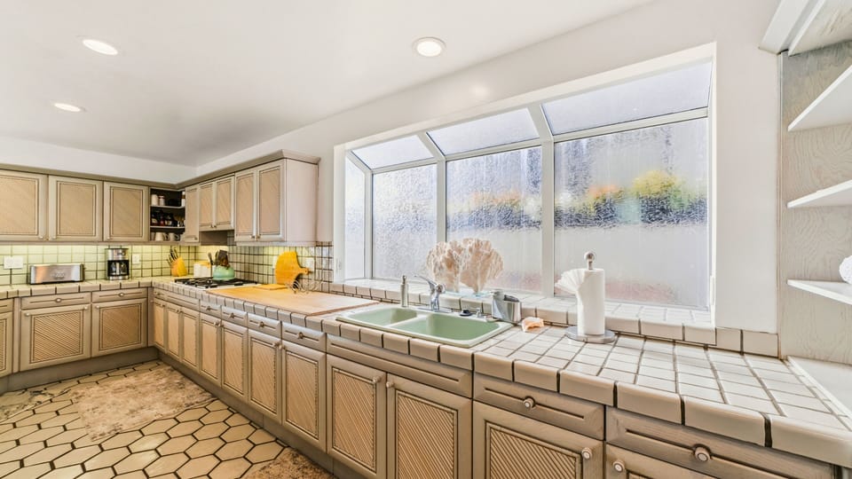 Bright, well-equipped kitchen designed for easy cooking and everyday comfort.
