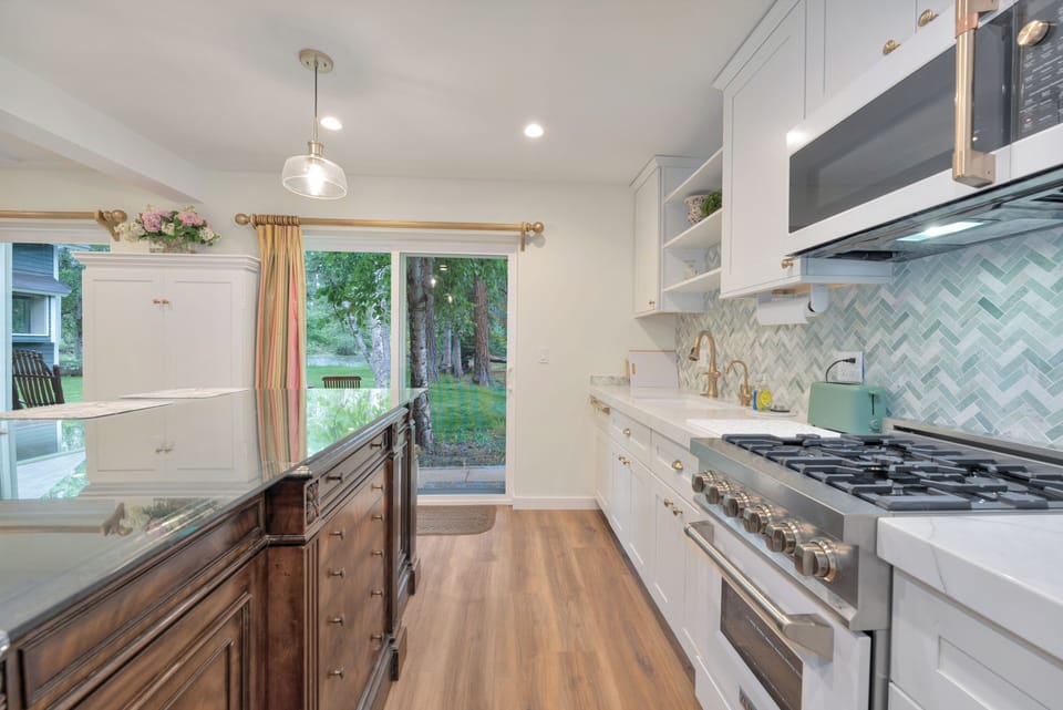 Gas stove. | Main Level