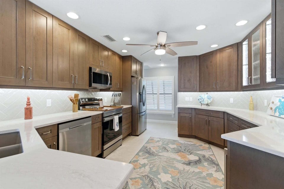 Beautiful, bright, fully-equipped kitchen