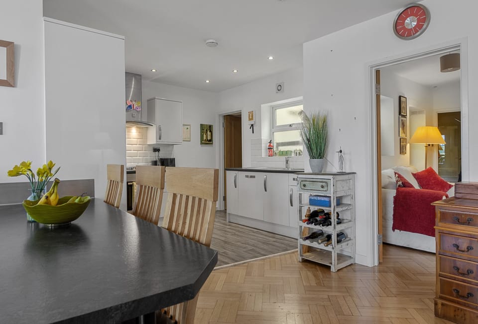 Harbour View at No. 11, Brixham. Dining area with seating for six guests