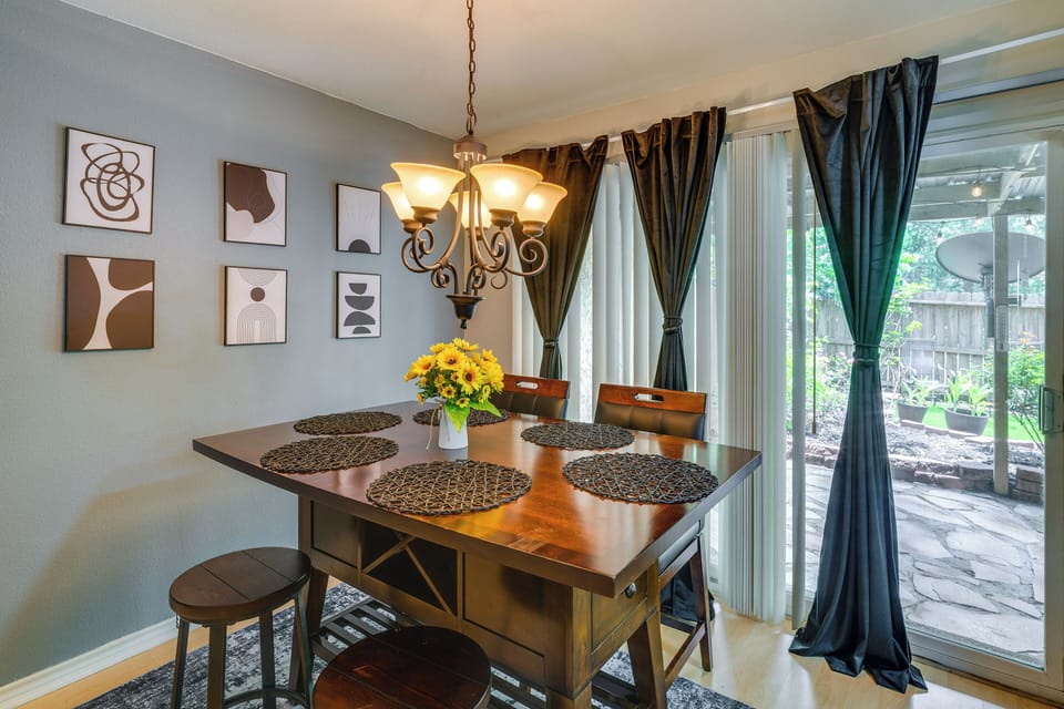 Dining Area | Dishware/Flatware Provided | 1st Floor