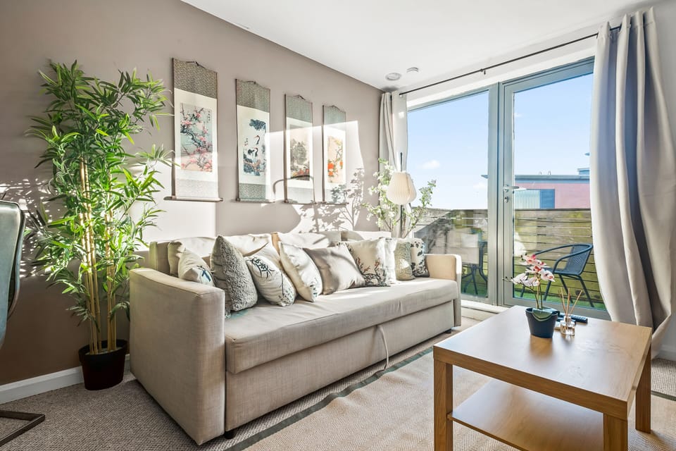 Living room and access to balcony
