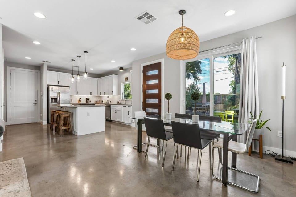Dining room with seating for 6 (3 additional barstools at kitchen island)