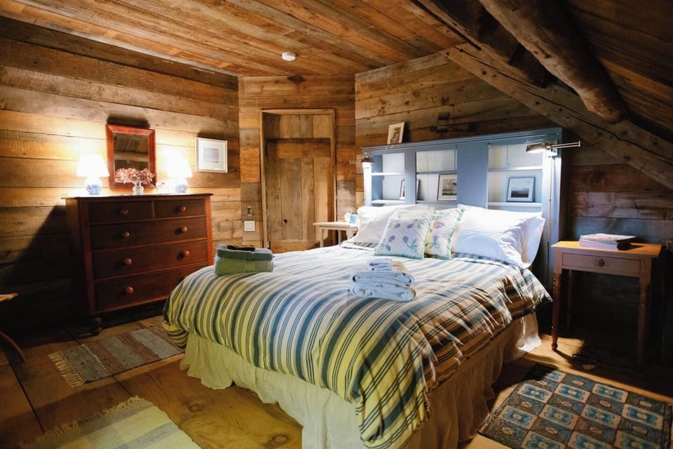 Master bedroom with queen sized bed.