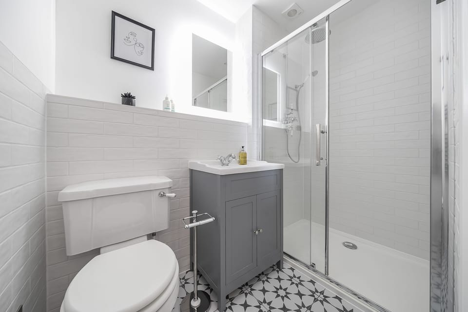 St Mary's Barn, Stalbridge: The ground floor shower room