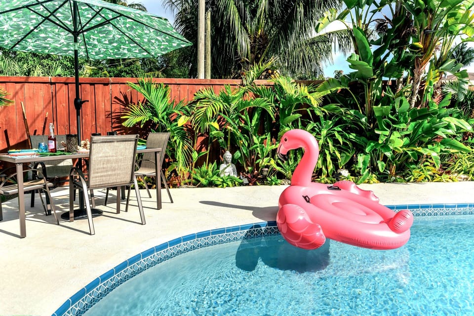 Private pool, tropical vibes & al fresco dining! 