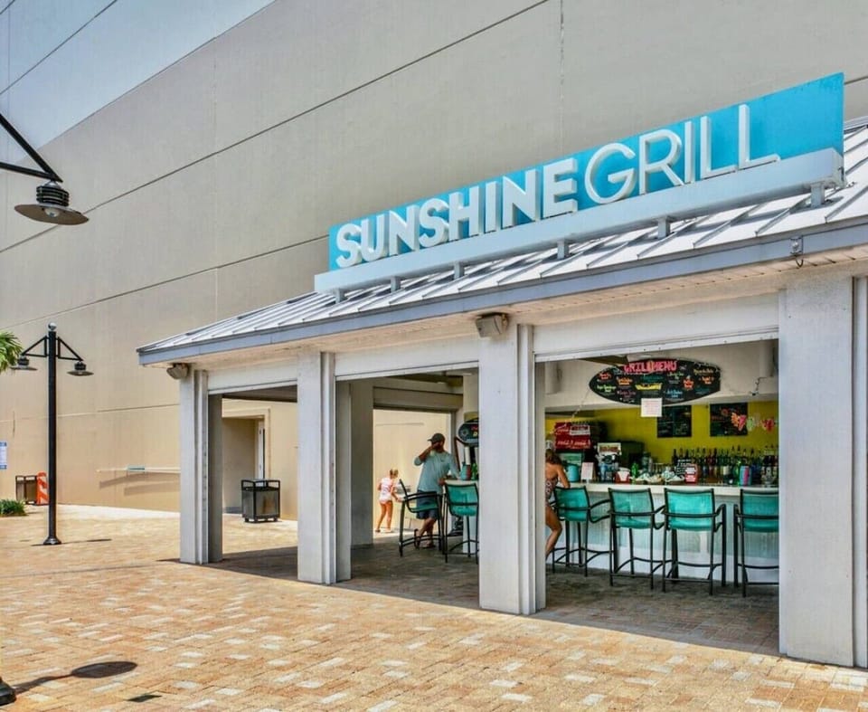 Grab poolside bites and tropical drinks at Sunshine Grill without ever leaving the resort.