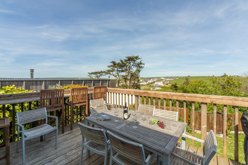 Little Palm Trees, Polzeath. Spacious wooden balcony, with lovely views, inbuilt bar seating and gas barbecue