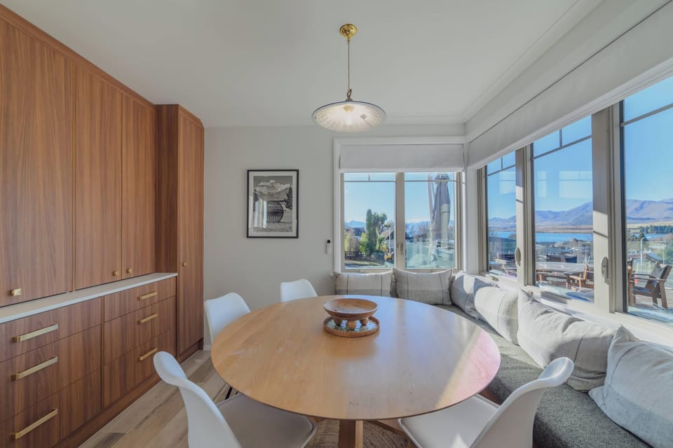 Dining area can sit 8