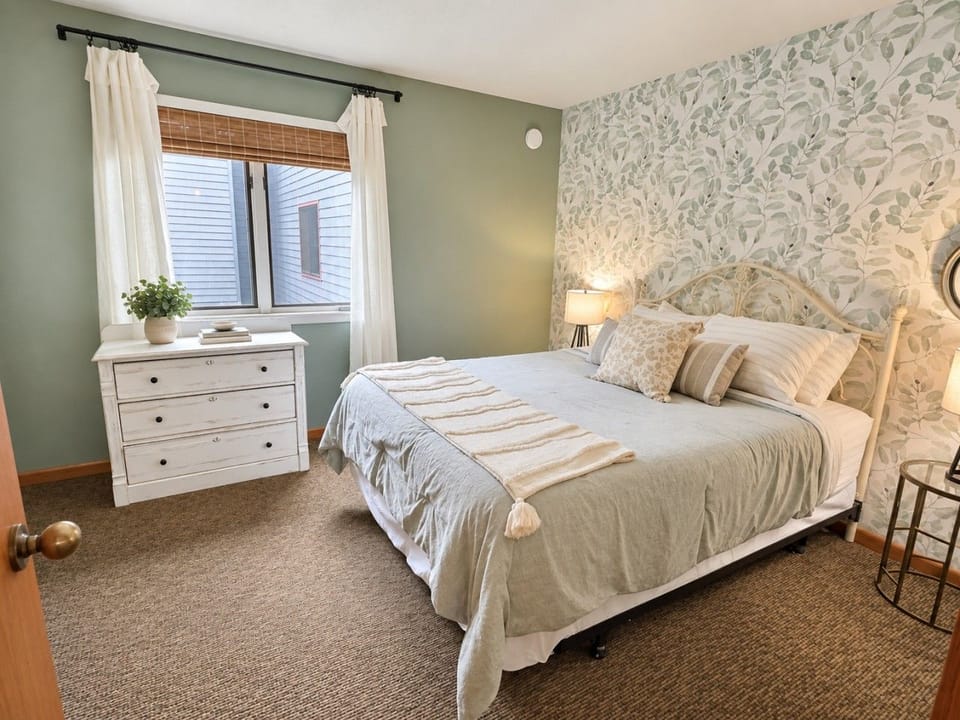 Bedroom with queen bed