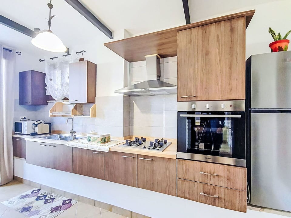 Kitchen Appliance, Kitchen, Countertop, Cabinetry, Major Appliance, Furniture, Interior Design, Flooring, Home Appliance, Wood