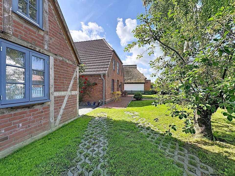 House, Home, Roof, Garden, Lawn, Groundcover, Cottage, Brick, Estate, Yard
