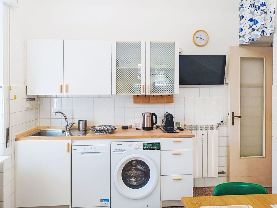 Kitchen Appliance, Kitchen, Major Appliance, Countertop, Home Appliance, Interior Design, Washing Machine, Flooring, Cabinetry, Room