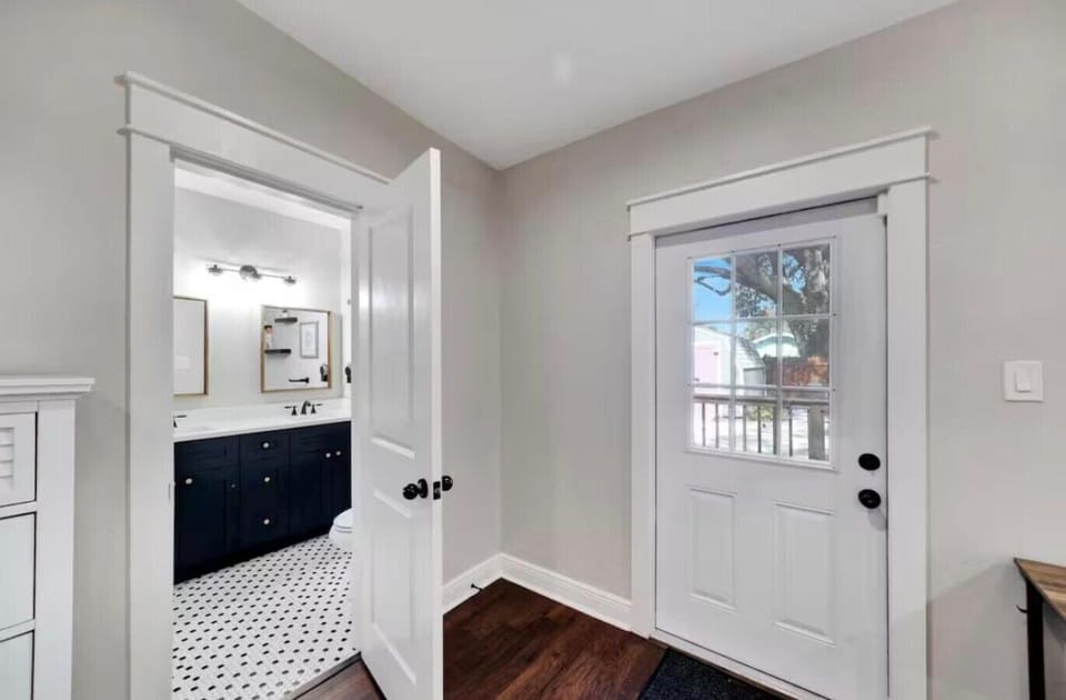 Full bathroom #1