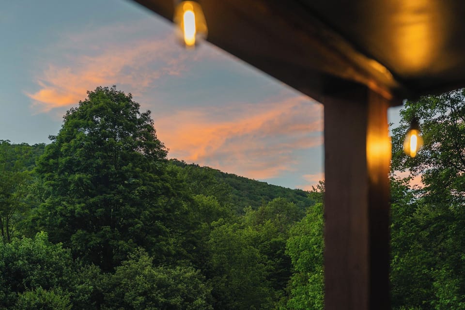 🌲 Mountain views right from the porch — no neighbors, no noise, just sky.