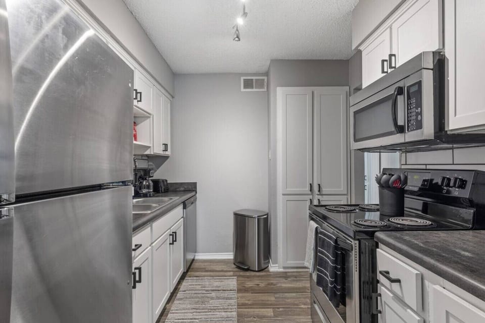 Fully equipped kitchen with modern appliances, perfect for preparing meals during your stay in Arlington. A convenient option for longer stays, game weekends, or concert trips near AT&T Stadium.