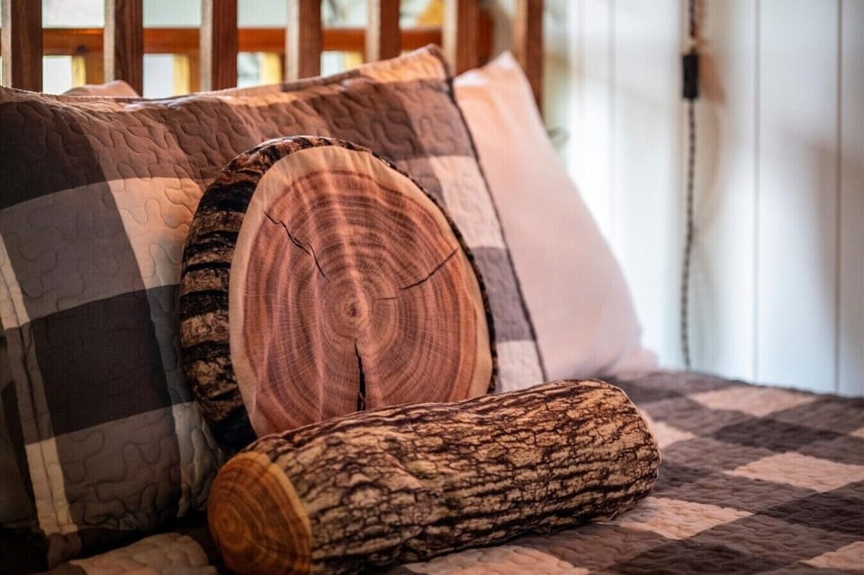 Sevierville-Cabin-Treehouse-Overlook-Interior-Bedroom (5)
