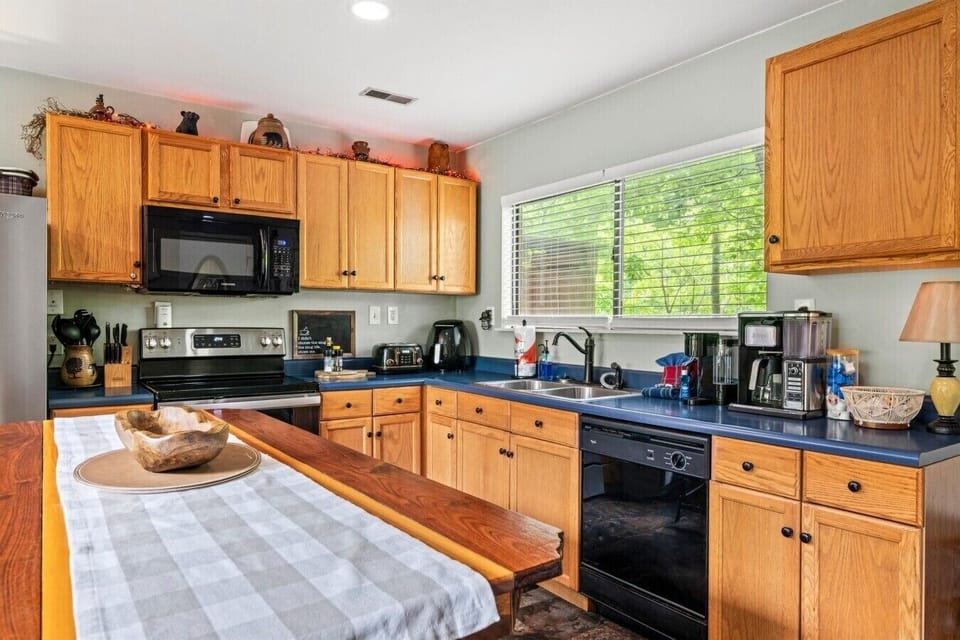 Sevierville-Cabin-Treehouse-Overlook-Interior-Kitchen (2)