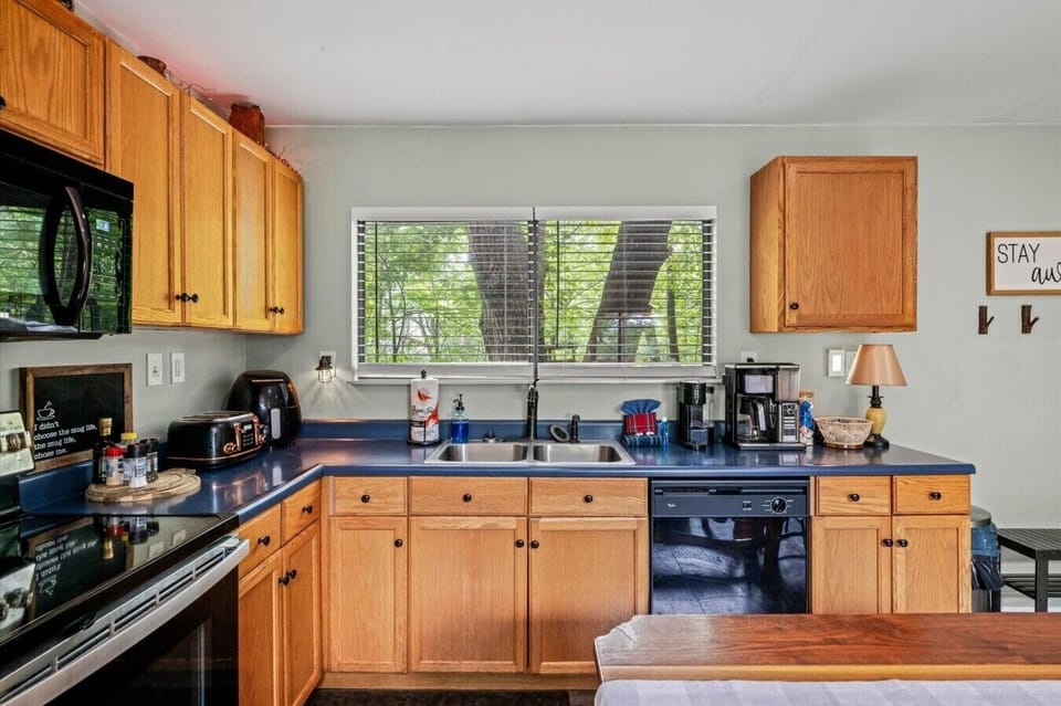 Sevierville-Cabin-Treehouse-Overlook-Interior-Kitchen (3)