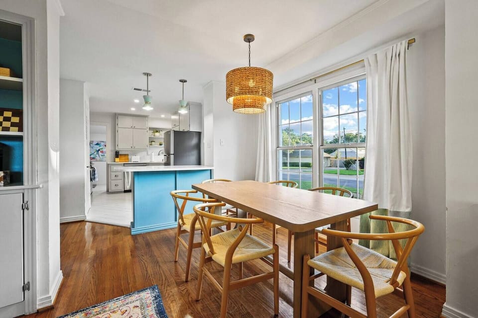 Come back from a morning on the square, kick off your shoes, and settle in. With plenty of seating for the whole group and a dining table made for sharing a meal, this is your home base between adventures.
