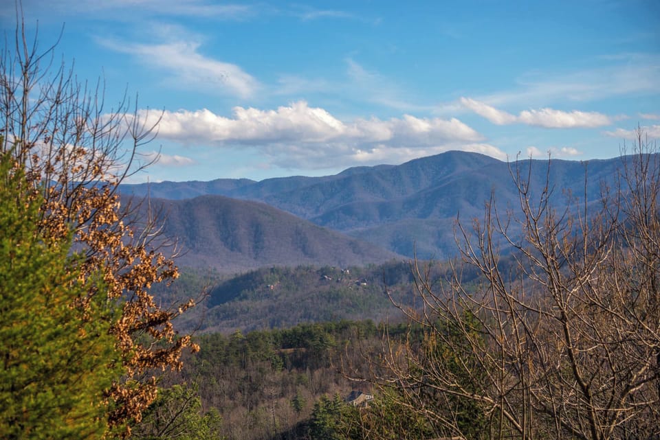 Mountain View Retreat, breathtaking panorama of the Smokies awaits your adventure!