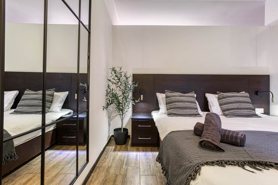 Bedroom / Studio bed