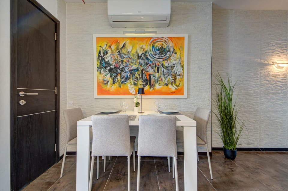 Bright open-plan apartment with fully equipped kitchenette and dining space