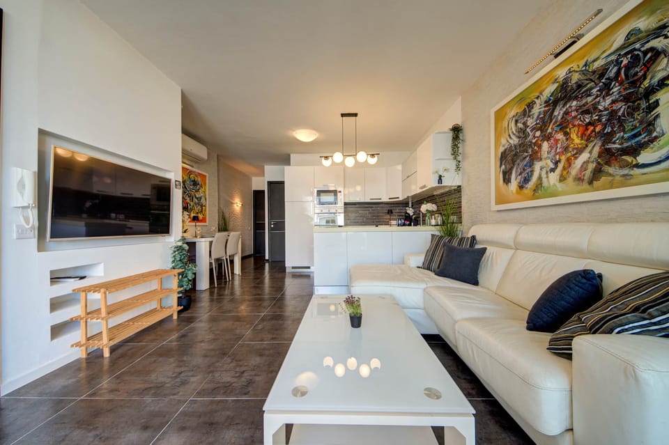 Bright open-plan apartment with fully equipped kitchenette and dining space